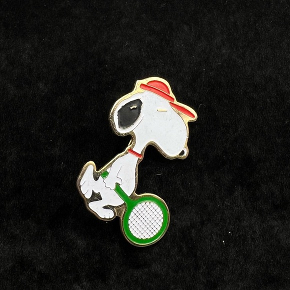 Snoopy Tennis Rack Sports Pin Vintage United Feature Syndicate 1972 Peanuts - Picture 1 of 2